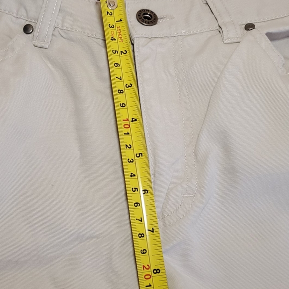 Tommy Hilfiger cream shorts. Size 8 - Picture 4 of 5